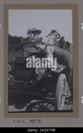 Fotografie - Creswick Tour, Australien, Sergeant Major G.P. Mulcahy, 1919, einer von 44 Schwarzweiß-Fotos in einem Album in der Green Wildleder gebunden, geglaubt von Sergeant Major Gilbert Payne Mulcahy während des Ersten Weltkrieges genommen worden zu sein Es dokumentiert seinen Militärdienst in Ägypten, Frankreich, Belgien und seine Rückkehr nach Australien über Kapstadt und die Quarantänestation, Point Nepean, 1916-1919. Bild von einem unbekannten Mann und Frau mit einem Ford Modell T Automobil Stockfoto