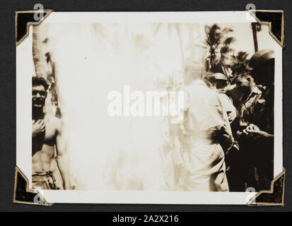 Fotografie - '77 Squadron Piloten über die Jap Raid', Neu Guinea, 1943, schwarz-weiß Foto von Piloten über die japanischen Luftangriff auf Milne Bay. Einer der 116 Fotos in einem Fotoalbum von Pilot Officer Colin Keon-Cohen. Dies sind sehr gute Bilder des Lebens in Singapur mit 205 Sqn RAF, dann 77 Sqn RAAF, dem Zweiten Weltkrieg Stockfoto