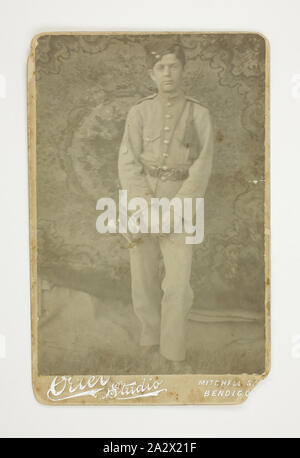 Fotografie - A.L.B. Hampton mit Horn, Commonwealth Streitkräfte von Victoria, ca. 1903, Foto: Bertram Aubrey Lionel Hampton in Uniform um 1913, mit einem Horn. Biografische Details sind von Hand auf der Rückseite geschrieben, er war in der "Commonwealth Militär' dienen. Seine 1903 bugling Zertifikat bestätigt er im Commonwealth Streitkräfte von Victoria diente. Aubrey Hampton Lionel Bertram würde um 17 oder 18 zu der Zeit gealtert wurden. Stockfoto