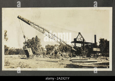 Fotografie - A.T. Harman & Söhne, Gruppe um einen Bagger, Victoria, ca. 1923, einer von fünf Schwarzweiß-Fotos in ein Album Seite angefügt. Teil einer Gruppe von fünf album Seiten und drei Lose Fotos, Bagger, Winden und anderen industriellen Geräten hergestellt von A.T. Harman & Söhne. Teil einer Sammlung von Fotografien, Film, technische Zeichnungen, Fachliteratur und Business Papiere in bezug auf die Operationen des Viktorianischen Ingenieurbüro A.T Stockfoto