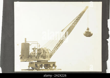 Fotografie - A.T. Harman & Söhne, Seitenansicht eines Rail-Mounted Bagger, circa 1923, ein schwarz-weiß Foto in ein Album Seite angefügt. Teil einer Gruppe von fünf album Seiten und drei Lose Fotos, Bagger, Winden und anderen industriellen Geräten hergestellt von A.T. Harman & Söhne. Teil einer Sammlung von Fotografien, Film, technische Zeichnungen, Fachliteratur und Business Papiere in bezug auf die Operationen des Viktorianischen Ingenieurbüro A.T. Harman & Söhne Stockfoto