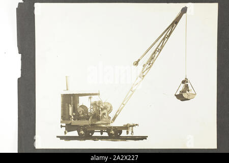 Fotografie - A.T. Harman & Söhne, Seitenansicht eines Rail-Mounted Bagger, circa 1923, ein schwarz-weiß Foto in ein Album Seite angefügt. Teil einer Gruppe von fünf album Seiten und drei Lose Fotos, Bagger, Winden und anderen industriellen Geräten hergestellt von A.T. Harman & Söhne. Teil einer Sammlung von Fotografien, Film, technische Zeichnungen, Fachliteratur und Business Papiere in bezug auf die Operationen des Viktorianischen Ingenieurbüro A.T. Harman & Söhne Stockfoto