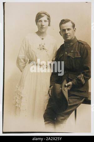 Fotografie - Bertram Aubrey Lionel Hampton & Alexandria Jane Johnstone am Tag ihrer Hochzeit, Southampton, England, 17. Juli 1917, den letzten Abdruck eines Fotos von Bertram Aubrey Lionel Hampton und Alexandria Jane Johnstoneon am Tag ihrer Hochzeit, 17 (oder 23) Juli 1917 (nach in Southampton, England Aubrey der Datensätze in den nationalen Archiven). Aubrey ist das Tragen eines militärischen Ribbon. Bertram Aubrey Lionel Hampton, ein 28-jähriger Monteur und Turner, eingetragen am 18. August 1914 (Nr. 18) und wurde ein sapper im 2FLD Coy Stockfoto