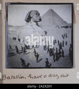 Foto-Bataillons in der Sphinx, Ägypten, Kapitän Edward Albert McKenna, der Erste Weltkrieg, 1914-1915, einer der 139 Fotos in ein Album vom Ersten Weltkrieg wahrscheinlich durch Kapitän Edward Albert McKenna genommen worden zu sein. Die Fotografien gehören die 7 Bataillon Ausbildung in Mena-Camp, Ägypten, und sight-seeing. Bild mit der Darstellung der 7.Bataillon den Besuch der Großen Sphinx von Gizeh. Die Giza Plataeu erscheint ein beliebtes touristisches Ziel wurden für die Truppen und viele Der photohraphs von Kapitän Stockfoto