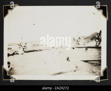 Foto - "Baden an der Rennstrecke Pool', South Australia, 1942, schwarz-weiß Foto von Menschen Baden im Pool. Einer der 116 Fotos in einem Fotoalbum von Pilot Officer Colin Keon-Cohen. Dies sind sehr gute Bilder des Lebens in Singapur mit 205 Sqn RAF, dann 77 Sqn RAAF, Weltkrieg II. Stockfoto