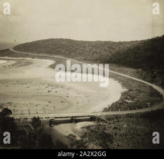 Fotografie - Küstenlandschaft, der Great Ocean Road Lorne Bezirk, Victoria, 1930er Jahre, schwarz-weiß Bild von Küsten Szene, die Great Ocean Road in der Nähe von Lorne, Victoria. im Dezember 1899 und begann eine starke Verbindung mit Lorne war Stockfoto