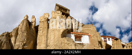 Panoramablick Mönch Häuser in die Felsen am Lamayuru Kloster in Ladakh, Nordindien Stockfoto