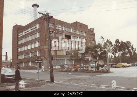 Foto, Außenansicht des ehemaligen Kodak Abbotsford Fabrik, Ecke Southampton Halbmond & Bond Street, Abbotsford, Victoria, ca. 1980 s, Farbe Fotographie des ehemaligen Kodak Abbotsford Werk aus über die Straße, an der Kreuzung von Southampton Halbmond und Bond Street. Teil einer Sammlung von Forschungsinformationen und Artefakte zusammengestellt vom ehemaligen Kodak Australasien Mitarbeiter Nigel Beale, während er das Schreiben von der Firma Kodak geschichte in den 1980er Jahren hergestellt und ein breites Spektrum an fotografischen verteilt Stockfoto