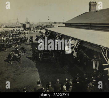 Foto-'Departure Ihrer Königlichen Hoheiten des Herzogs und der Herzogin von Cornwall & York von Port Melbourne, Melbourne, Mai 1901, eines der 47 original Fotos der Australischen Föderation feiern in Melbourne 1901 die Eröffnung des ersten föderalen Parlaments von Australien zu markieren. Die Fotografien der Königlicher Besuch Der Herzog und die Herzogin von Cornwall und York für den Anlass, von ihrer Ankunft in Melbourne auf die königliche Yacht "ophir" in St Kilda Pier am 6. Mai 1901 bis zu ihrer Abreise für Brisbane am Port Stockfoto