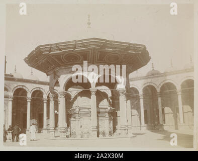 Fotografie - Brunnen im Inneren Mohammed Ali Moschee, Kairo, Ägypten, Kapitän Edward Albert McKenna, der Erste Weltkrieg, 1914-1915, einer der 108 Bilder in einem Album vom Ersten Weltkrieg wahrscheinlich durch Kapitän Edward Albert McKenna genommen worden zu sein. Das Album enthält Fotos der 7 Bataillon in Ägypten. Bild des Inneren der Mohammed Ali Moschee, die die Brunnen im Hof. Die Mohammed Ali Moschee in Kairo war zwischen 1830 und 1848 in Erinnerung an Tusun Pasha, ältester Sohn des Mohammad Ali Pascha, Herrscher von Ägypten gebaut Stockfoto