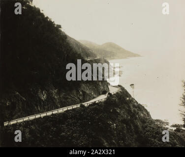 Fotografie - Great Ocean Road, Lorne Bezirk, Victoria, 1930er Jahre, Schwarz-Weiß-Bild Darstellung Great Ocean Road in der Nähe von Lorne, Victoria. im Dezember 1899 und begann eine starke Verbindung mit Lorne Stockfoto