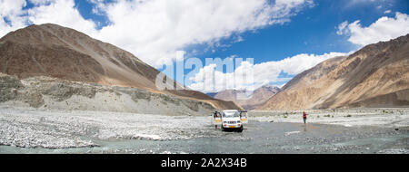 Jeep mit Touristen in Nubra Tal in Ladakh im nördlichen Indien Stockfoto