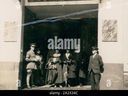 Fotografie -' verlassen Sie das Hotel Castille, Paris, nach der Rückkehr in England, Frankreich, ca. 1918, einer von 22 Fotografien während H.V. McKay war in Frankreich und Belgien kurz nach dem Ersten Weltkrieg. Fotos gehören Bilder von Maschinen und Gerätschaften, die brachliegenden Linken wurden oder zerstört. Es gibt auch ländlichen Szenen und Bilder von bombardiert Stadtansichten, von denen einige mit Gruppe Porträts von H.V. McKay und seine Gefährten. HV McKay war Mitglied des Business Board Stockfoto