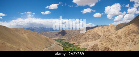 Panoramablick auf das Indus-Tal in Ladakh, Indien Stockfoto