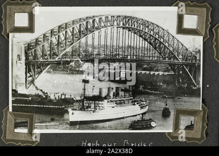 Foto - "Harbour Bridge Sydney' 1937-1939, Schwarz und Weiß Fotografie Marineschiff im Hafen von Sydney Habour während des Zweiten Weltkrieges. Die 48 Fotos in einem Fotoalbum. Von D. R. Goodwin, der Royal Australian Navy (R.A.N.) 1937-1939 berücksichtigt. Die Bilder sind von H.M.A.S Cerberus und andere Marineschiffe, naval Training und Field gun Crews Stockfoto