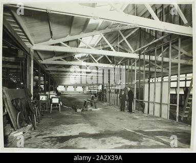 Fotografie - Hecla Elektrik Pty Ltd., Betriebsgelände, 1920er Jahre, schwarz-weiß Foto des Inneren eines Hecla Fabrik. Das Foto zeigt möglicherweise Hecla's Little Bourke Street in Melbourne. Dieses Foto ist von einem Album mit 255 schwarz-weiß Fotos, Elektrogeräte, Showroom zeigt, Fabrik Interieur- und Werbematerial im Zusammenhang mit Hecla Elektrik Pty Ltd. ist Teil der Hecla Sammlung von Stockfoto