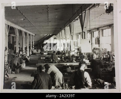 Fotografie - Hecla Elektrik Pty Ltd, Fabrikarbeiter, ca. 1920, schwarz-weiß Foto von Mitarbeitern an eine Hecla Elektrik Fabrik in den 1920er Jahren. Das Foto kann der Little Collins Street, oder Little Bourke Street betrieben werden. Der Slogan von Hecla Es ist gut - die komische Wirkung von Graham Kennedy in zukunftsweisende Hecla in der TV-Werbung verwendet - ist in der Werkstatt als auch auf der Verpackung angezeigt. Dieses Foto ist von einem Album mit 255 schwarz Stockfoto