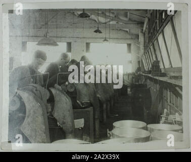 Fotografie - Hecla Elektrik Pty Ltd, Arbeiter, Betriebsmittel, ca. 1920, Fotografie von männlichen Arbeitern den Betrieb industrieller Anlagen. Im Vordergrund sind semi-abgeschlossen Wasser Zylinder. Die Kleidung zeigt an, dass das Bild in den frühen 1920er-Jahren, was darauf schließen lässt, dass das Foto in der Hecla, der Little Collins Street oder Little Bourke Street Fabriken, Melbourne genommen wurde übernommen wurde. Obwohl es gibt Lampen von der Decke abgehängt Das Zimmer ist hell durch die großen Fenster Stockfoto