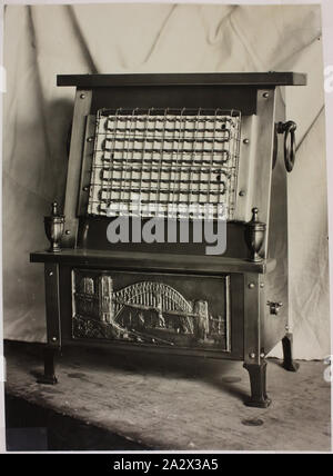 Fotografie - Hecla Elektrik Pty Ltd., Heizung mit Sydney Harbour Bridge, ca. 1930er Jahre, schwarz-weiß Foto von Hecla elektrische Heizung ca. 1932, mit Bild der Sydney Harbour Bridge eingeprägt auf der Vorderseite. Dieses Foto ist von einem Album mit 255 schwarz-weiß Fotos, Elektrogeräte, Showroom zeigt, Fabrik Interieur- und Werbematerial im Zusammenhang mit Hecla Elektrik Pty Ltd. ist Teil der Hecla Sammlung von Fotografien Stockfoto
