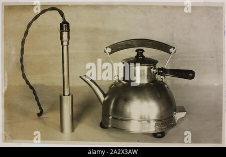 Besondere Fotografie - Hecla Elektrik Pty Ltd, Wasserkocher und Babykostwärmer" & "Heizstab", South Yarra, 1930er Jahre, Schwarz-weiß Fotografie einen Wasserkocher und einen Heizstab von Hecla Elektrik produziert, in ihrer Fabrik in South Yarra Melbourne, in den 1930er Jahren. Der Wasserkocher ist ein Kupfer 240 Volt AC elektrisches Modell mit Emaille Griff, Deckel und abnehmbarer Topf für Heizung essen. Es war, als die 'Special Wasserkocher und Babykostwärmer" vermarktet. Das Essen aufwärmen Topf liegt unter dem Zahnschmelz behandeln; Wenn Stockfoto