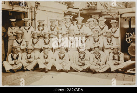 Fotografie - HMAS Australia, Gruppe Portrait von Seeleuten, 1914-1918, einem der 63 Postkarten in ein Album, das von Cliff Nowell besessen war. Es gibt 25 Postkarten im Album und 38 Postkarte montiert Lose mit in es, (lose Postkarten getrennt untergebracht). Die Bilder zeigen Fotografien der Segler aus HMAS Australia und der Familie und der Freunde. Es enthält eine Mischung aus handgemalten Karten (zwei), original Fotos Stockfoto