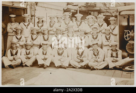 Fotografie - HMAS Australia, Gruppe Portrait von Seeleuten, 1914-1918, einem der 63 Postkarten in ein Album, das von Cliff Nowell besessen war. Es gibt 25 Postkarten im Album und 38 Postkarte montiert Lose mit in es, (lose Postkarten getrennt untergebracht). Die Bilder zeigen Fotografien der Segler aus HMAS Australia und der Familie und der Freunde. Es enthält eine Mischung aus handgemalten Karten (zwei), original Fotos Stockfoto