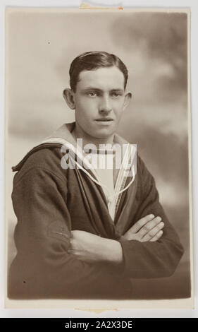 Fotografie - HMAS Australia, Portrait eines Seemanns, 1914-1918, einer der 63 Postkarten in ein Album, das von Cliff Nowell besessen war. Es gibt 25 Postkarten im Album und 38 Postkarte montiert Lose mit in es, (lose Postkarten getrennt untergebracht). Die Bilder zeigen Fotografien der Segler aus HMAS Australia und der Familie und der Freunde. Es enthält eine Mischung aus handgemalten Karten (zwei), original Fotos Stockfoto