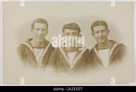 Fotografie - HMAS Australia, Porträt von drei Seaman, Plymouth, 1914-1918, einer der 63 Postkarten in ein Album, das von Cliff Nowell besessen war. Es gibt 25 Postkarten im Album und 38 Postkarte montiert Lose mit in es, (lose Postkarten getrennt untergebracht). Die Bilder zeigen Fotografien der Segler aus HMAS Australia und der Familie und der Freunde. Es enthält eine Mischung aus handgemalten Karten (zwei), original Fotos Stockfoto