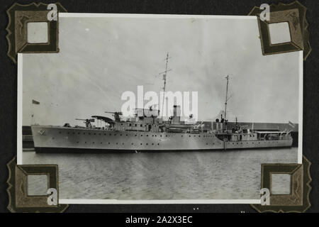 Foto - "HMAS Yarra', 1937-1939, Schwarz und Weiß Fotografie HMAS Yarra. Die 48 Fotos in einem Fotoalbum. Von D. R. Goodwin, der Royal Australian Navy (R.A.N.) 1937-1939 berücksichtigt. Die Bilder sind von H.M.A.S Cerberus und andere Marineschiffe, naval Training und Field gun Crews Stockfoto