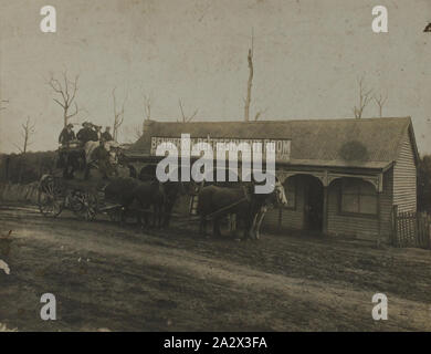 Fotografie - Kutschfahrt mit Passagieren, Benwerrin, Victoria, 1900-1920, Schwarz und Pfingstmontag Bild einer Kutsche mit Passagieren außerhalb des Benwerrin Erfrischung Zimmer, auf dem Weg zu oder von Lorne. Im Dezember 1899 Stockfoto