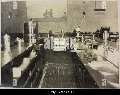 Fotografie - industrielle Küche mit Hecla Produkte, ca. 1930er Jahre, schwarz-weiß Foto eines industriellen Küche mit Hecla Wasser urn, Öfen und Food warmers ca. 1930er Jahre. Dieses Foto ist von einem Album mit 255 schwarz-weiß Fotos, Elektrogeräte, Showroom zeigt, Fabrik Interieur- und Werbematerial im Zusammenhang mit Hecla Elektrik Pty Ltd. ist Teil der Hecla Sammlung von Fotografien, Dokumente, Produkte Stockfoto