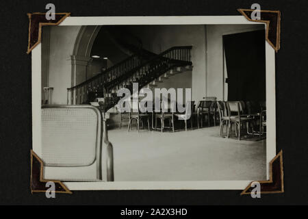 Foto - Innenansicht, Ain Sofar, Libanon, Schwester Isabel Erskine plante, der Zweite Weltkrieg, 1941, 135 schwarz-weiß Fotografien in einem Weltkrieg II-Ära Fotoalbum mit Fotos von Schwester Isabel Erskine Plante in Uniform, auf service Blick auf den Nahen Osten und Neuguinea - Weltkrieg II. Das Album gehörte zu Schwester Isabel Erskine plante, eine Krankenschwester an der 7. australischen General Hospital in Palästina Stockfoto