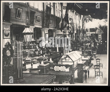 Fotografie - Innenansicht eines temporären Anhang, Ausstellungsgebäude, 1880-1881, schwarz-weiß Foto des Inneren eines temporären Anhang an der Royal Exhibition Building, Carlton Gardens, zwischen dem 1. Oktober 1880 und 30. April 1881. Zusätzlich zu der ständigen Ausstellung Gebäude, zwei permanente Anhänge sowie eine große, zentrale hölzerne provisorische Anhang konstruiert die Gerichte verschiedener Länder zu Haus oder größere Gegenstände aus Ländern, die bereits Stockfoto