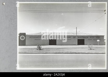 Foto - International Harvester, industrielle Gebäude Exterieur, circa 1947, ein schwarz-weiß Foto in ein Album Seite angefügt. Die Seite ist einer der 28, die zuvor ein Fotoalbum mit schwarz-weißen Fotografien von Staat Niederlassungen der International Harvester Company und Showrooms in ganz Australien. Teil einer großen Sammlung von Glas- und Filmnegative, Folien, Fotoalben, Produktkataloge, Videos, motion picture Stockfoto