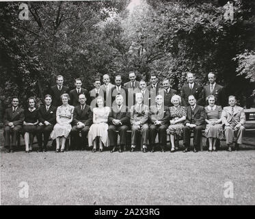 Foto, Wirtschaftsprüfer Konferenz, Abbotsford, Victoria, 1948, Schwarz, Weiß, Silber Gelatine Foto der Mitglieder der Buchhalter Konferenz, Kodak Australasien, Abbotsford, Victoria, 1948. Vordere Reihe von links nach rechts: Roger Kuring, Jean Jeffries, John Habersberger, Laura Marsh, Bill Clarkson, Moira Sheedy, Ernie Seite, John Sutherland, Len Hirte, Nell Cameron, Alf Martin, Norma Symmons, Jack Ellis. Hintere Reihe von links nach rechts: Noel Monteith, Wal Stockfoto