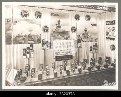 Foto, 'Display Windows Hay Street Shop", Perth, ca. 1930er Jahre, schwarz-weiß Foto mit Untertiteln 'Display Windows Heu St. Shop" verfügt über eine Reihe von Kameras, die einen fotografischen Anzeige mit dem Titel 'Auf See mit der Royal Navy", die in der Kodak Store auf der Hay Street, Perth, ca. 1930er-Jahre. Die fotografische Darstellung mit Bildern der Australischen Marineschiffe, wurde von JCA Redhead F.R.P.S. auf Kodak Super Sensitive panchromatischen Filme fotografiert und in diesem gefördert Stockfoto