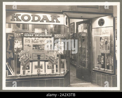 Foto, 'Display Windows Plaza Arcade', Perth, ca. 1930er Jahre, schwarz-weiß Foto mit Untertiteln 'Display Windows Plaza Arcade' mit der Eingangsbereich und Schaufenster des Kodak Store auf der Hay Street, Perth, ca. 1930er-Jahre. Dieser Store gesichert auch auf die Plaza Arcade und hatte einen Großhändler auf der Plaza Arcade Ende der speichern. Es handelt sich um eine Sammlung von 14 Fotografien, auf Karton album Seiten mit Bildunterschriften montiert, der Kodak Australasia Pty Stockfoto