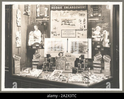 Foto, 'Display Windows Plaza Arcade', Perth, ca. 1930er Jahre, schwarz-weiß Foto mit Untertiteln 'Display Windows Plaza Arcade' bietet eine Nahaufnahme von einem der Schaufenster der Kodak Store auf der Hay Street, Perth, ca. 1930er-Jahre. Dieser Store gesichert auch auf die Plaza Arcade und hatte einen Großhändler auf der Plaza Arcade Ende der speichern. Es handelt sich um eine Sammlung von 14 Fotografien, auf Karton album Seiten mit Bildunterschriften montiert, von Kodak Stockfoto