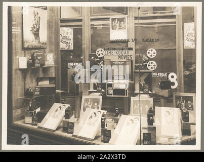 Foto, 'Display Windows Plaza Arcade', Perth, ca. 1930er Jahre, schwarz-weiß Foto mit Untertiteln 'Display Windows Plaza Arcade' bietet eine Nahaufnahme von einem der Schaufenster der Kodak Shop in Perth, ca. 1930er Jahre, die Förderung der Cine-Kodak. Dieser Store auf der Hay Street gesichert auch auf die Plaza Arcade und hatte einen Großhändler auf der Plaza Arcade Ende der speichern. Es handelt sich um eine Sammlung von 14 Fotografien, montiert auf Karton album Seiten mit Stockfoto