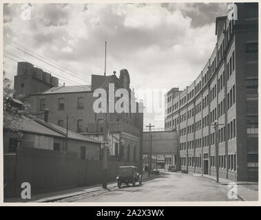 Fotografie, Kodak Fabrik entlang Southampton Crescent Street View, Abbotsford, Victoria, ca. 1940 s, Schwarz und Weiß Silber Gelatine Fotografie der Blick entlang der Southampton Crescent, Abbotsford, zeigt die Fassade des Kodak Australasien Fabrik gebäude ca. 1940. Yarra Grange war ursprünglich die Heimat von Thomas Baker. 1884 gründete er die Austral Platte Unternehmen auf dieser Seite (die Gebäude auf der linken Seite), wo er fotografische Platten gemacht. Dieses Unternehmen war später im Besitz von Thomas Baker Stockfoto