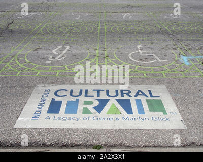 Close-up of trail marker on The Indianapolis Cultural Trail, Indianapolis, Indiana, USA, July 26, 2019, © Katharine Andriotis Stockfoto