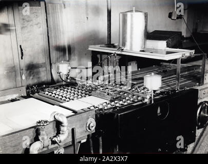 Foto, Platte Streichmaschine, die Abbotsford Fabrik, ca. 1958, Schwarz und Weiß Silber Gelatine Foto einer Platte Beschichtungsmaschine bei der Kodak Abbotsford Fabrik, circa 1958. Platte Herstellung aufgehört mit dem Umzug in die Anlage in Coburg 1960-1961. hergestellt und ein breites Spektrum an fotografischen Produkte, Australasien, wie Film, Papier, Chemikalien, Kameras und sonstige Ausrüstungen verteilt. Ihre Kundenbasis enthalten Amateur und Profi Stockfoto