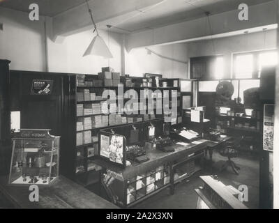 Foto, Shop Interior, Perth, Western Australia, 1935, Schwarz-weiß Fotografie Kodak Australasia Pty Ltd Shop Interior bei 662 Hay Street, Perth. Es bietet der Bereich hinter der Rezeption, einschließlich einer Workstation mit zwei Schreibmaschinen, ein Regal voller Fotopapier und Folien, verschiedene Glasfront retail Schränke und ein Fenster führende außerhalb. Dies ist eine von 3 Fotos von der Perth, gedruckt Stockfoto