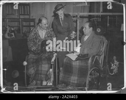 Fotografie - Leo Sterne & Mann im Rollstuhl mit Frau, Victoria, ca. 1940, schwarz-weiß Foto von Leo Sterne in einem Rollstuhl mit einem anderen unbekannten Mann im Rollstuhl und eine Frau in einer einheitlichen (Rotes Kreuz). Beide Männer sind mit Spielzeug und es gibt mehrere Spielzeug in den Hintergrund. Dieses Foto bezieht sich auf das Leben von Leo und hilda Sterne nach ihrer Auswanderung nach Australien form Österreich über 1939 Stockfoto