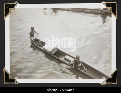 Fotografie - 'Native Jungen, Tjilatjap", Indonesien 1942, schwarz-weiß Foto von zwei Jungen in einem Kanu. Einer der 116 Fotos in einem Fotoalbum von Pilot Officer Colin Keon-Cohen. Dies sind sehr gute Bilder des Lebens in Singapur mit 205 Sqn RAF, dann 77 Sqn RAAF, dem Zweiten Weltkrieg