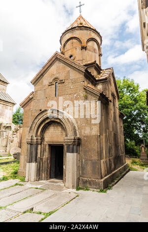 Armenien. Tsakhkadzor. Kecharis Kloster, 11 C. mittelalterlichen armenischen Klosteranlage. Außenansicht des Surp Nshan Kirche. Stockfoto