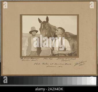 Fotografie - Phar Lap & Tommy Woodcock, 1931, montiert sepia Foto Darstellung strapper Tommy Waldschnepfe und der Field Manager neben Phar Lap, auf einem Grundstück in Bacchus Marsh. Es war gerade vor dem Phar Lap's Reise nach Nordamerika im November 1931 getroffen Stockfoto