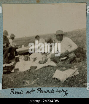 Foto - "Picknick bei Paardeberg", Südafrika, 1902, 74 schwarz-weiß Fotografien innerhalb einer schwer fallen Foto Album enthalten. Eingeschrieben auf der vorderen Seite des Albums bin. G.A. Warner". Zu Schwester Mabel Ashton Warner, die im Queen Alexandra's Royal Pflegedienst serviert gehörte. Fotos sind in ein Album geklebt, und sind in der Regel sehr blass. Es scheint, als ob einige kommerziell produziert; andere sind grobe und Amateurhaft Stockfoto