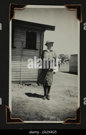 Fotografie - Portrait von Schwester Isabel Erskine Plante an Puckapunyal militärischen Bereich, Victoria, Weltkrieg II, Jan 1941, 135 schwarz-weiß Fotografien in einem Weltkrieg II-Ära Fotoalbum mit Fotos von Isabel Plante in Uniform, auf service Blick auf den Nahen Osten und Neuguinea - Weltkrieg II. Das Album gehörte zu Schwester Isabel Erskine plante, eine Krankenschwester an der 7. australischen General Hospital in Palästina Stockfoto