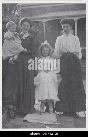 Fotografie - Portrait der Lange & Murdoch Familie, Eaglehawk, Victoria, ca. 1907, einer von drei Kopieren von Fotos. Portrait der Murdoch und Lange Familien, Eaglehawk, circa 1907. Diese Bilder beziehen sich auf die drei chinesischen Puppen, die Nancy gegeben wurden (geboren 1918), Elizabeth (geboren 1922) und David (geb. 1926) Murdoch in den 1920er Jahren von ihrer Tante Dora (Murdoch) Lang (1874 geboren) in den 1920er Jahren. Dora war die Schwester der Kinder Vater William Murdoch. Dora lebte in Eaglehawk in der Nähe von Stockfoto